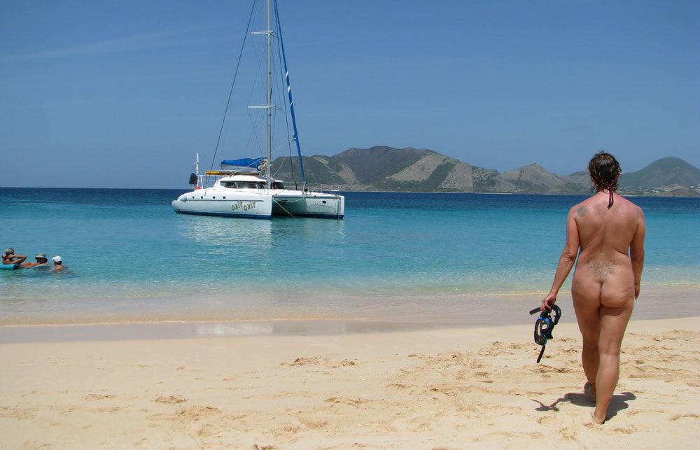 25P 0791 Nude beach scenery