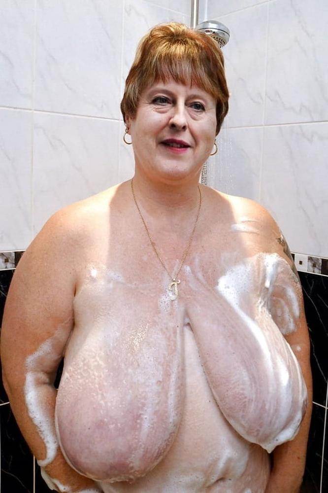 25P Nude housewives 1
