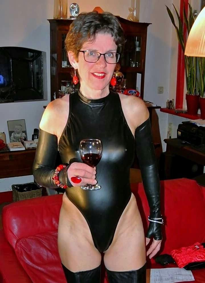 25P Drinking in latex  rubber or leather