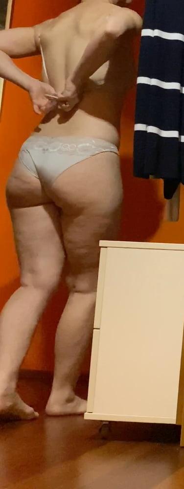 22P Mature wife spied in locker 7
