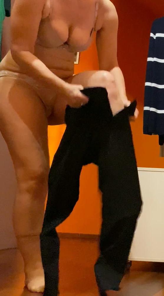 22P Mature wife spied in locker 7