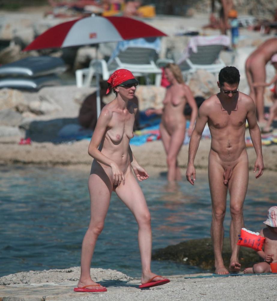25P 0704 Nude beach couples and groups.