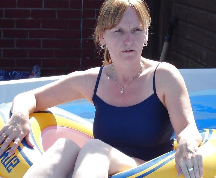 25P Hairy Mature UK Wife
