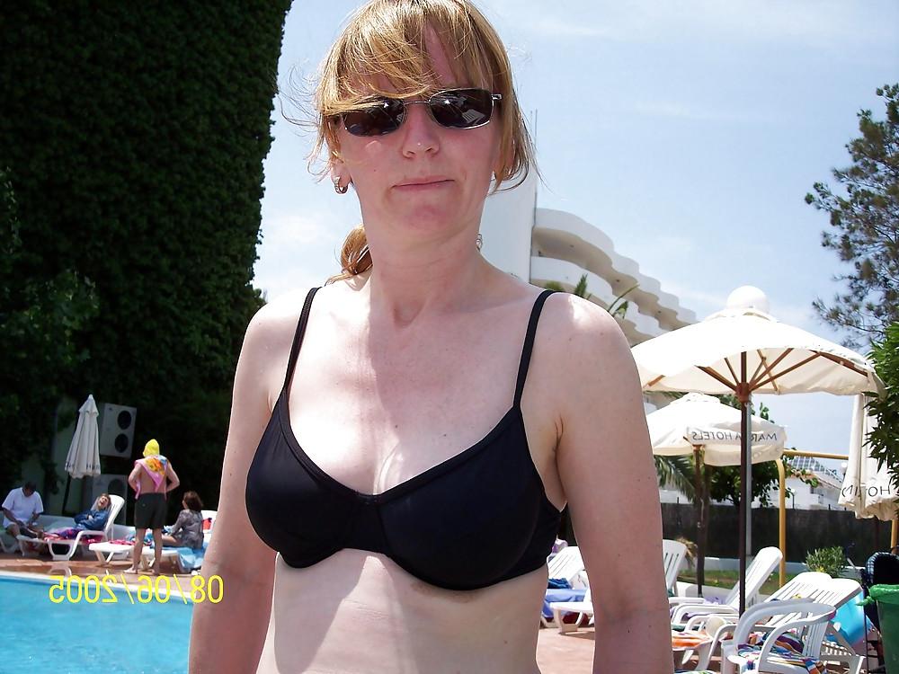 25P Hairy Mature UK Wife