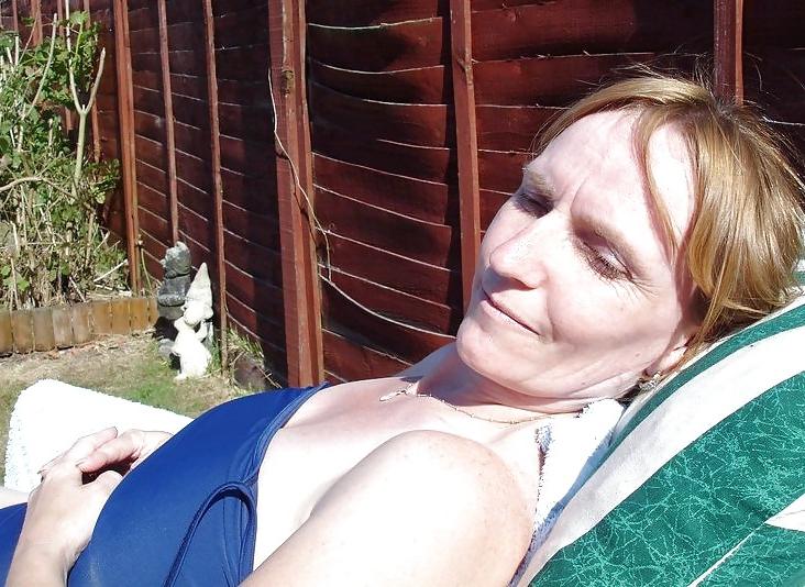 25P Hairy Mature UK Wife