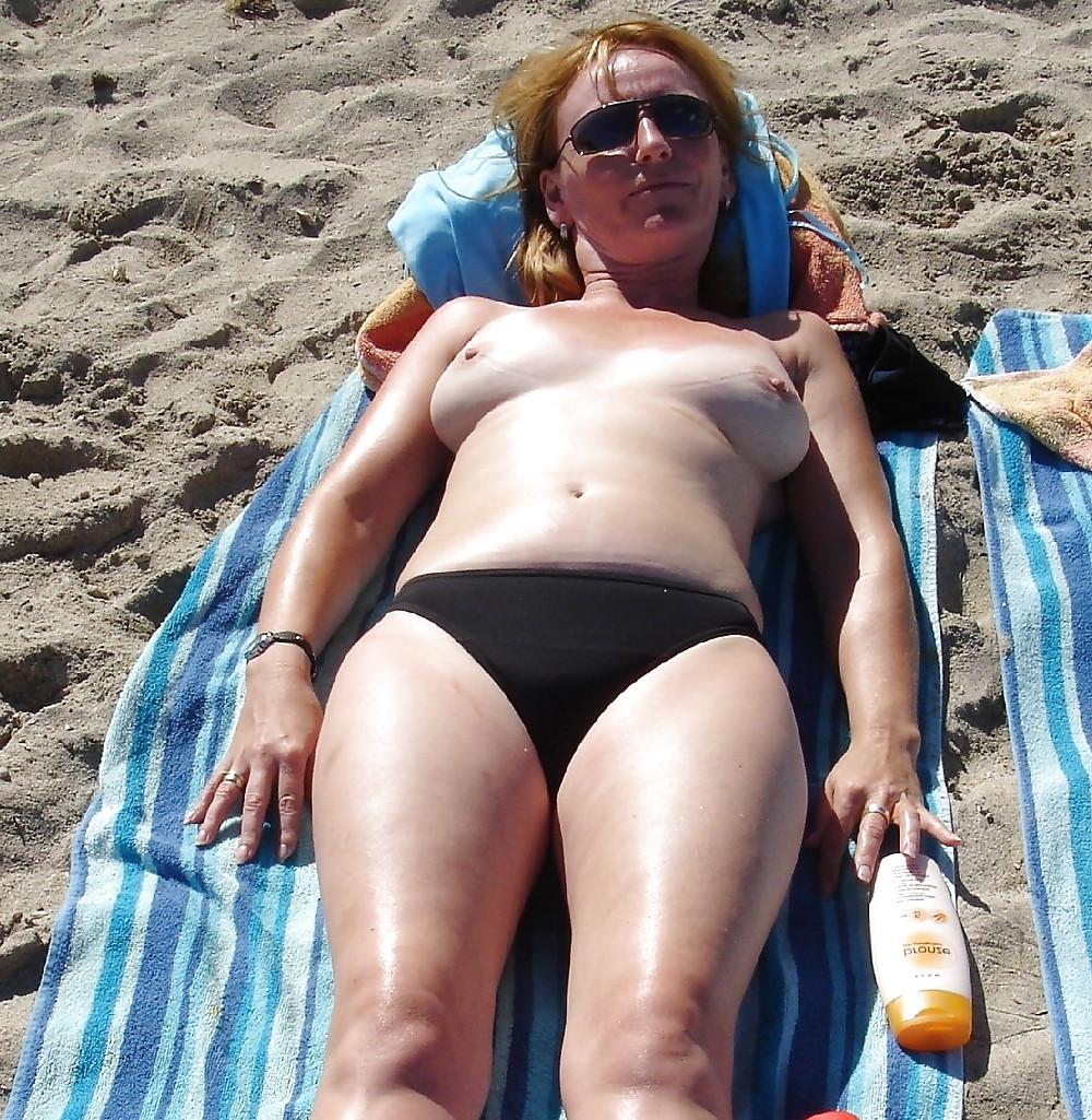 25P Hairy Mature UK Wife
