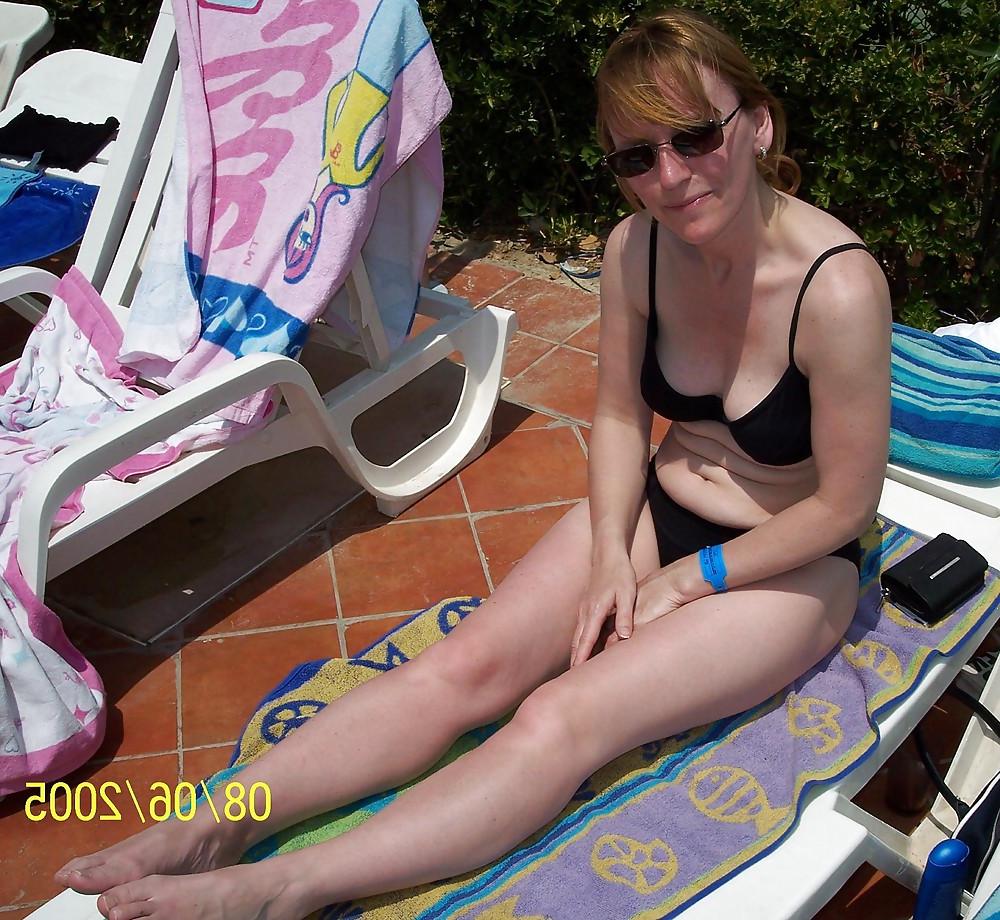 25P Hairy Mature UK Wife