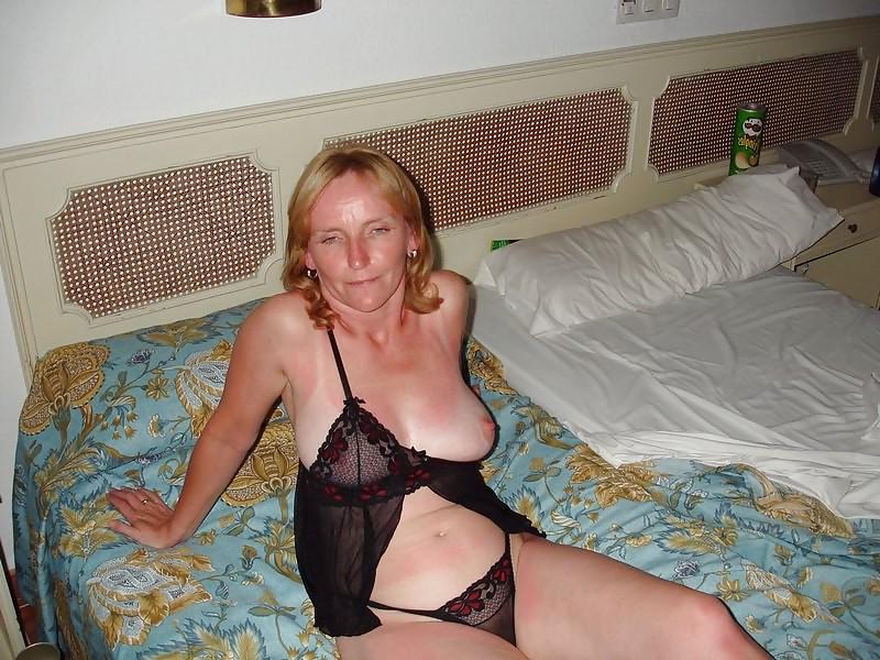 25P Hairy Mature UK Wife