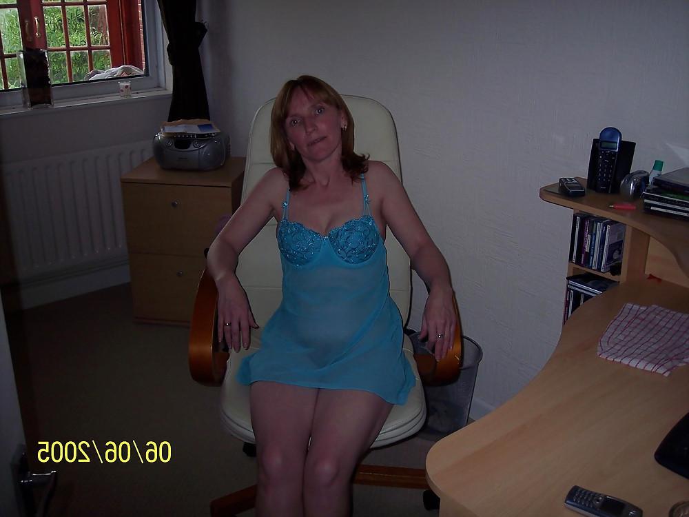 25P Hairy Mature UK Wife