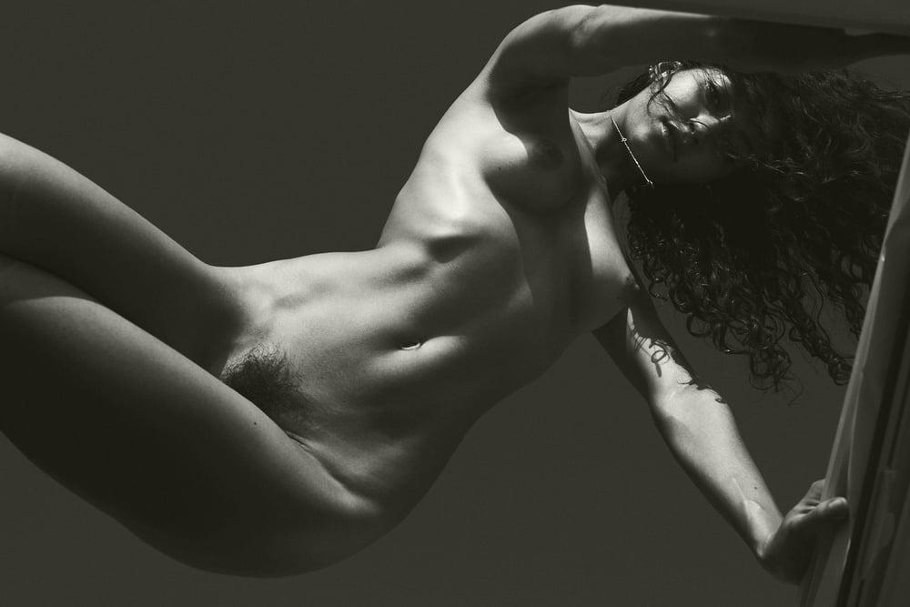 25P Emilie Payet nude jan 2018