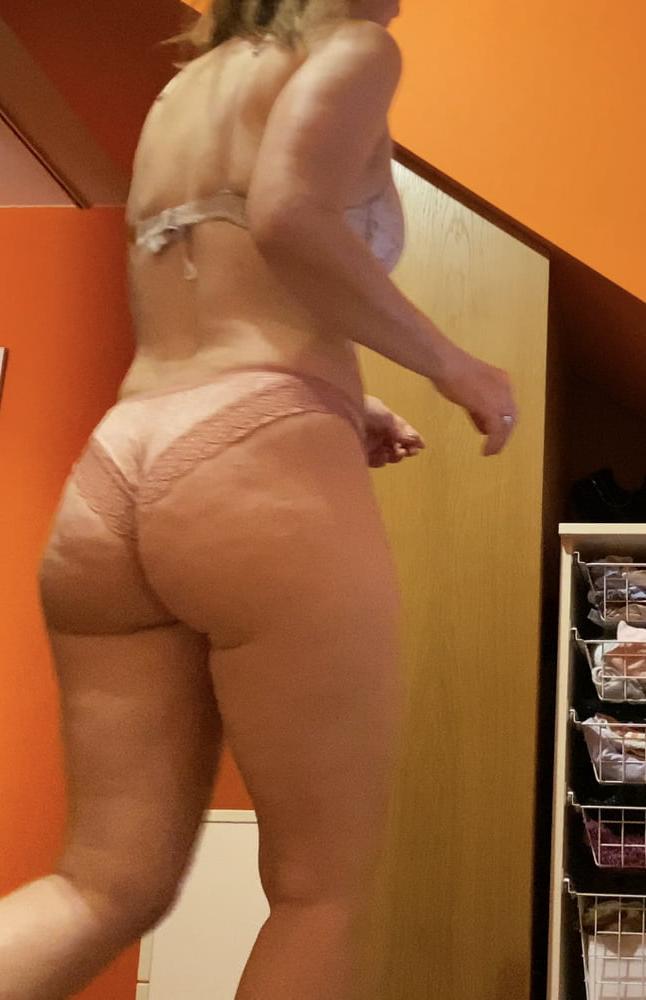 18P Mature wife spied in locker 6