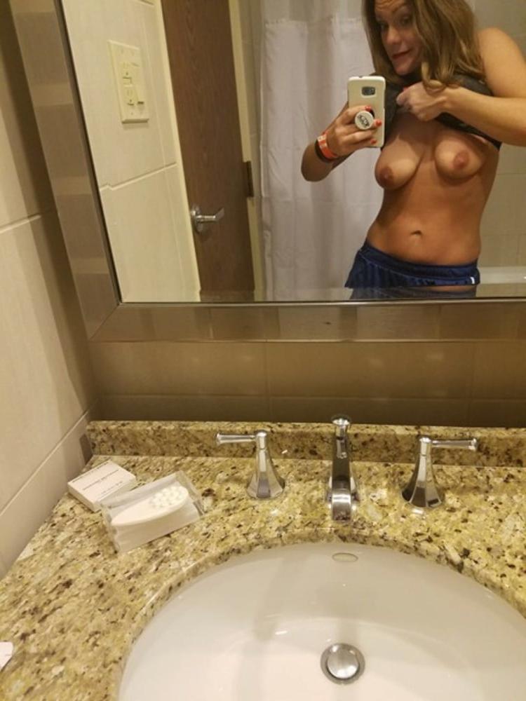 25P Nude Selfies 1