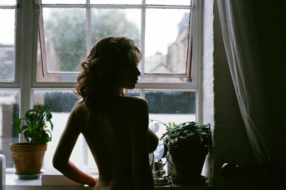 8P Emily Agnes nude juillet 2018