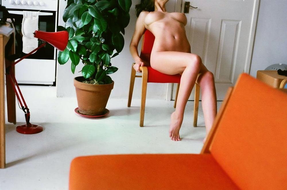 8P Emily Agnes nude juillet 2018