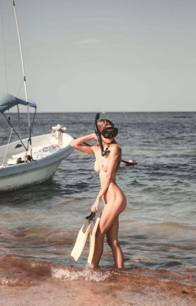 24P Amberleigh West nude sept 2018