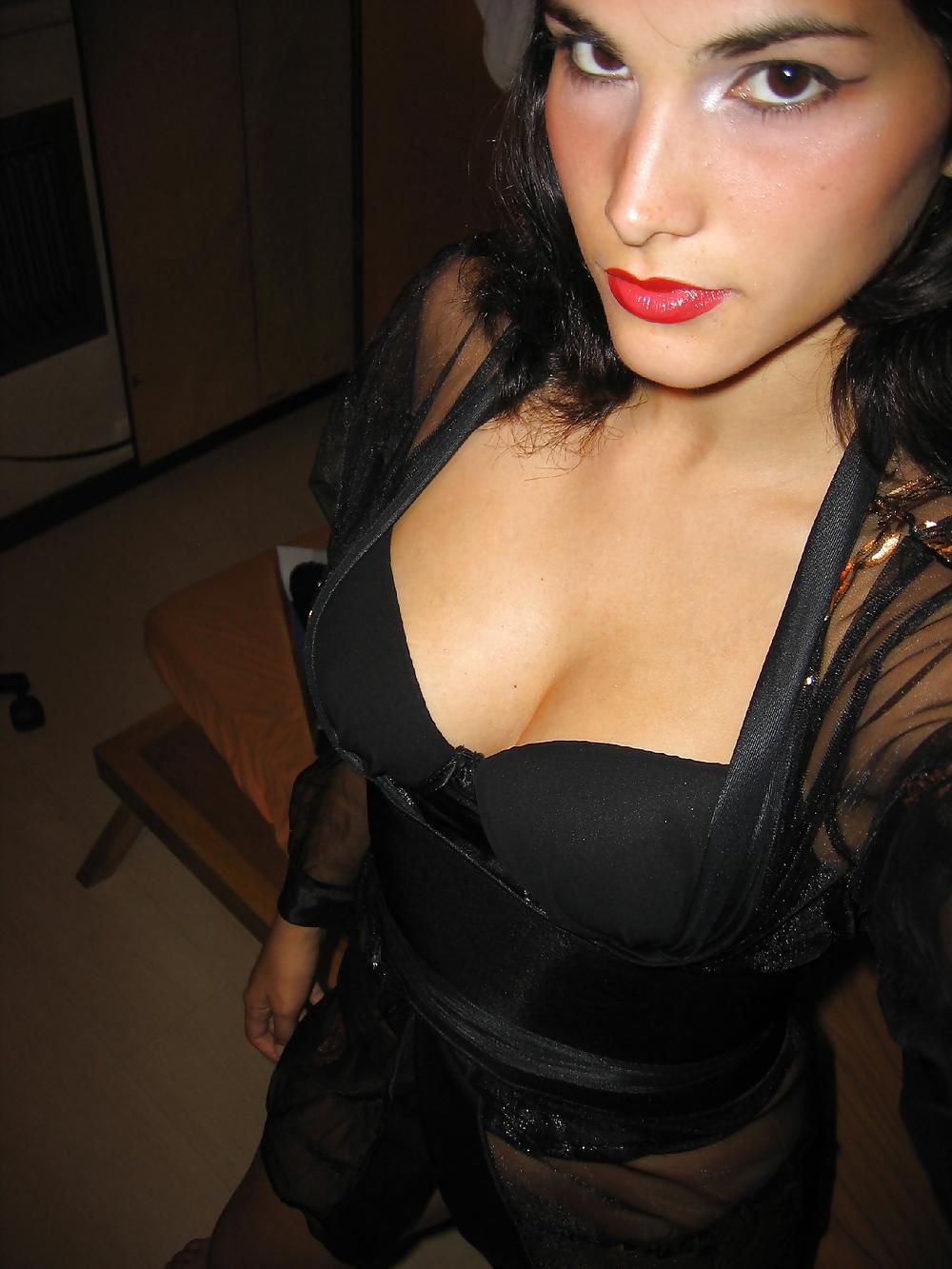 25P Hot Latina take some nice pics!!!