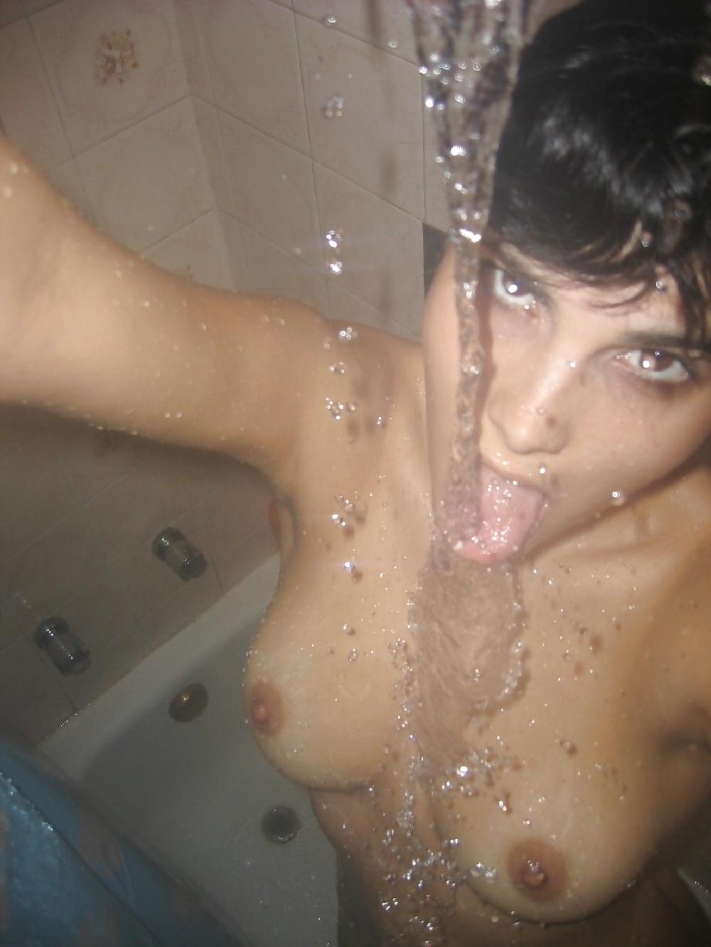 25P Hot Latina take some nice pics!!!