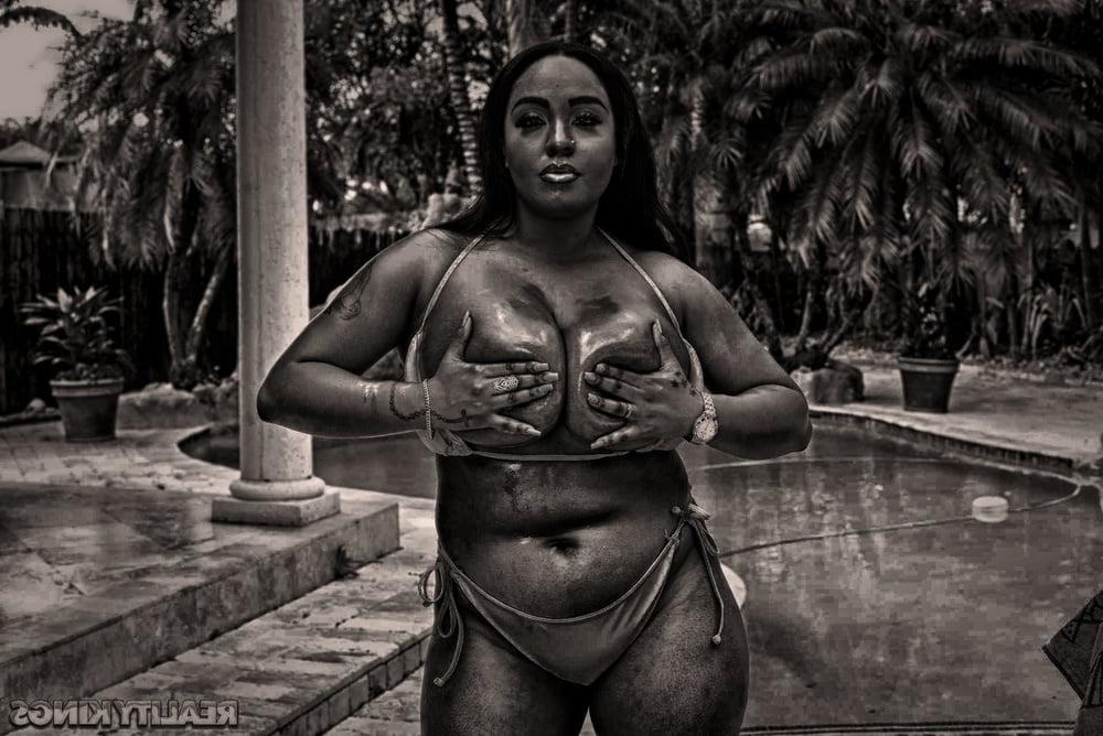 25P Lovemaking in black and white - 6