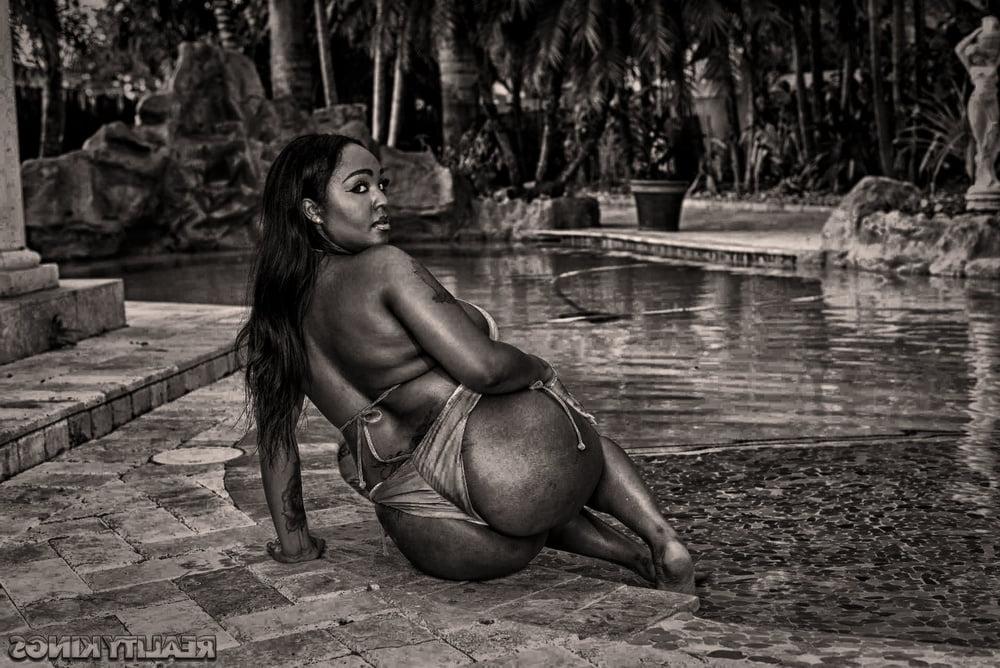 25P Lovemaking in black and white - 6