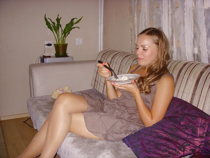 19P Nylon - upskirt - leg 42