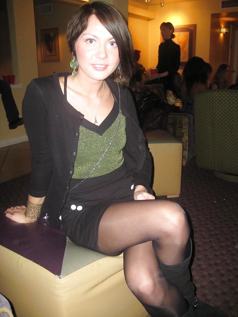 19P Nylon - upskirt - leg 42