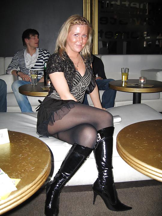 19P Nylon - upskirt - leg 42