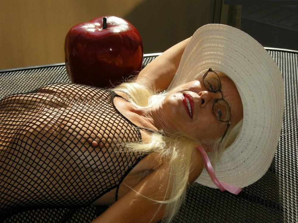 25P Older and hot 035 ISmall saggy tits)