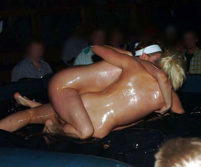 25P GIRLS TOGETHER NUDE WRESTLING