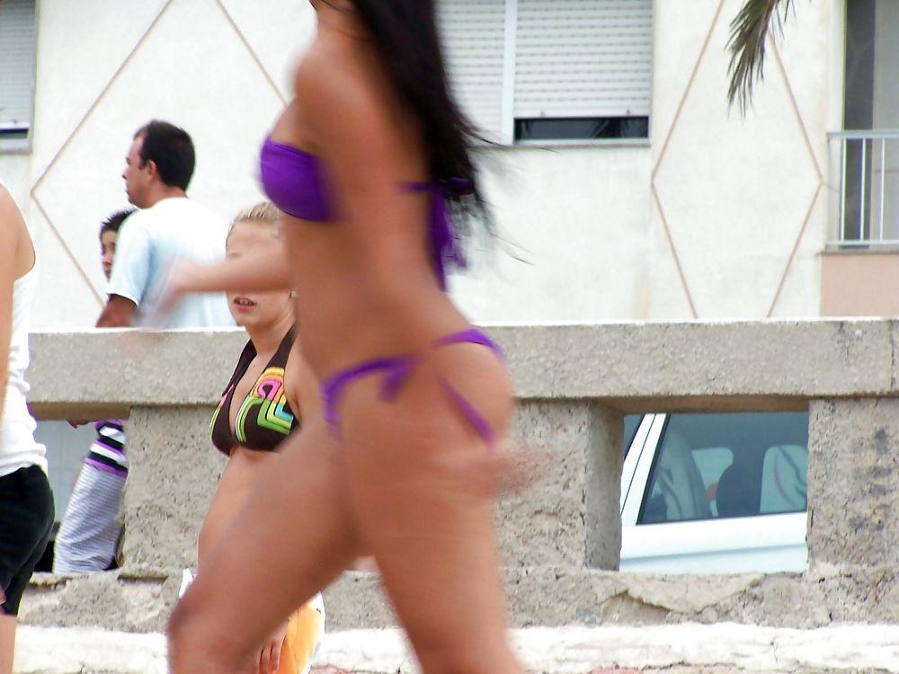 25P Playng on the beach