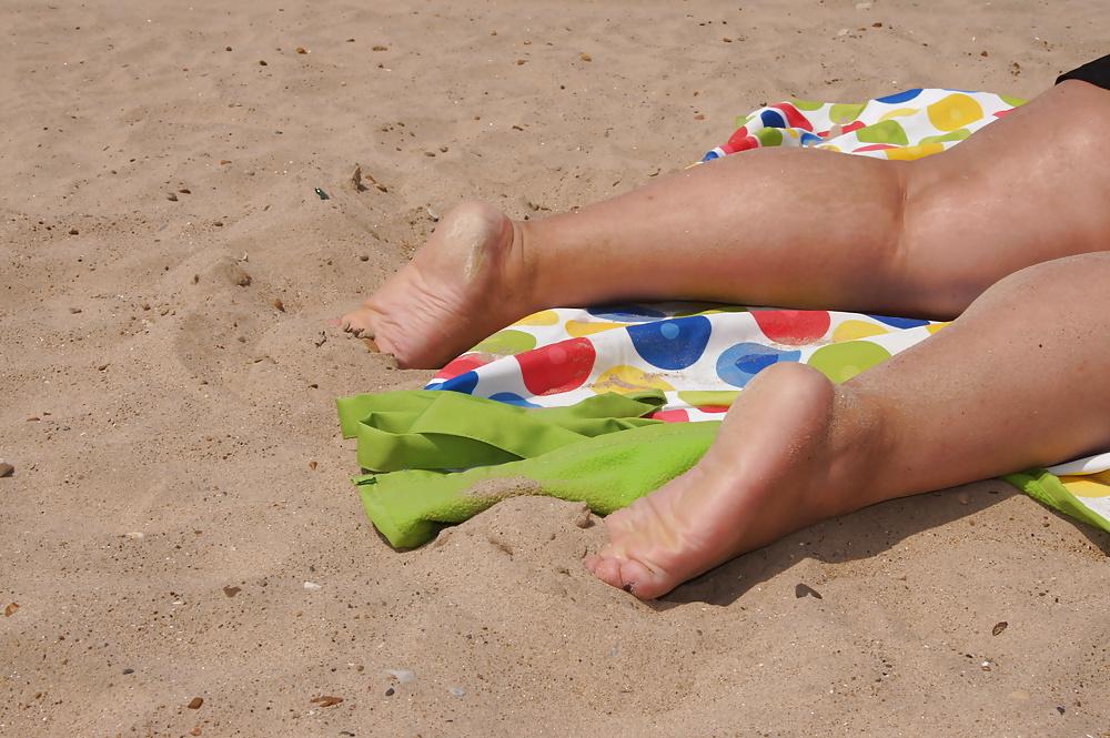 6P Candid Sandy Beach Feet Soles