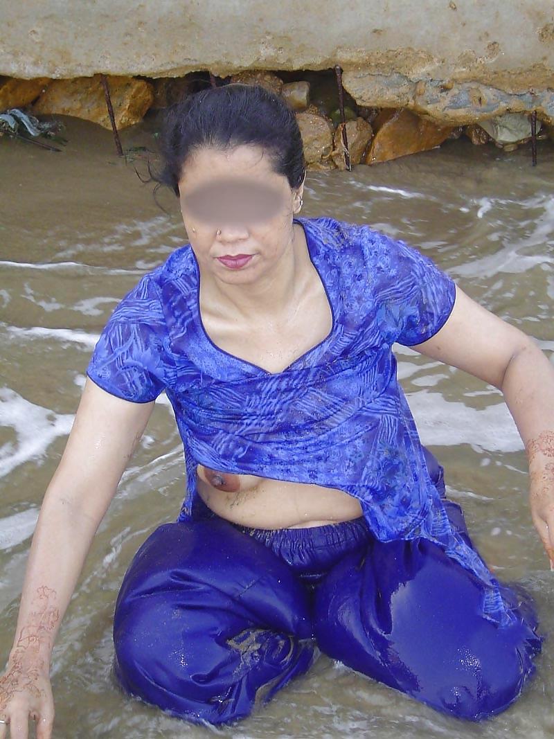18P Wife Beach Fun