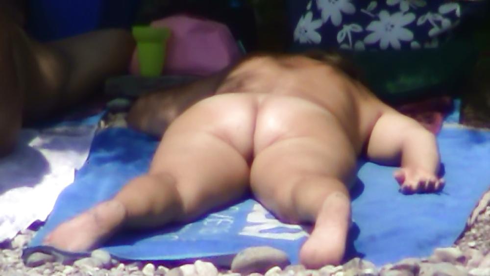 22P Beach shy pussy