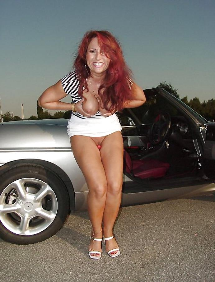 21P MILF Erika flashing on a parkinglot again