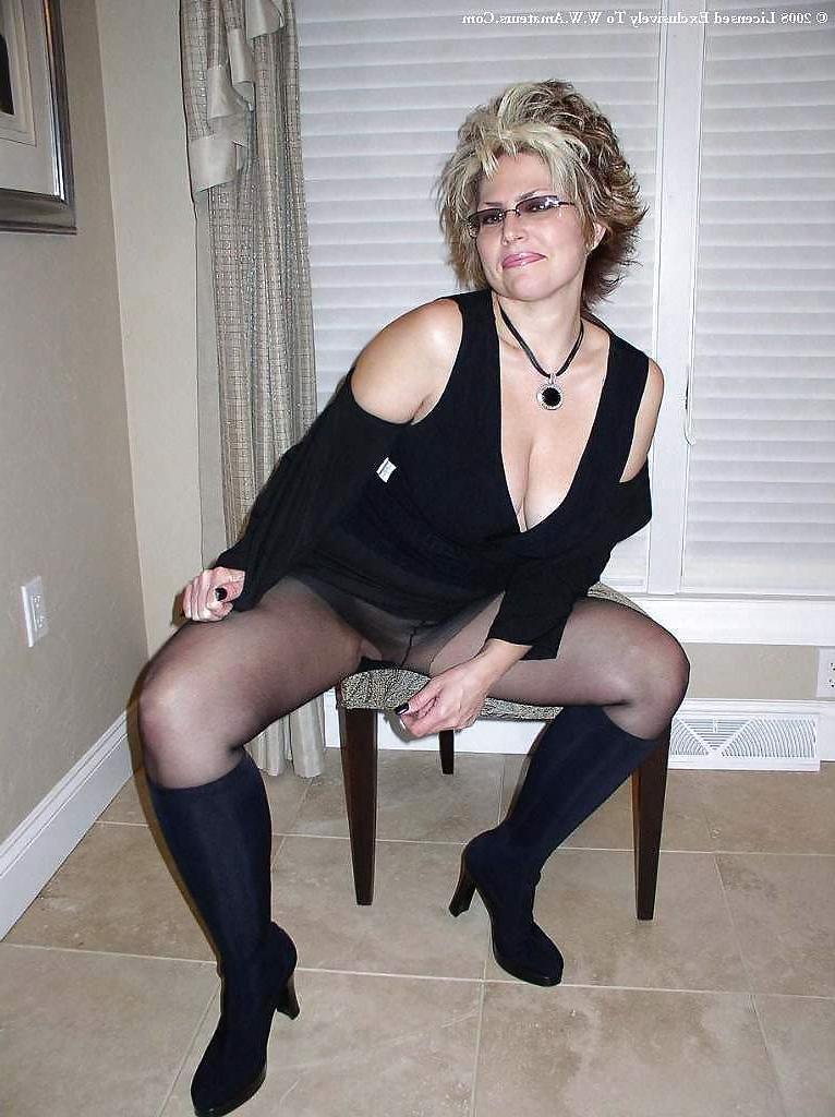 25P My favorite Nylon legs !1