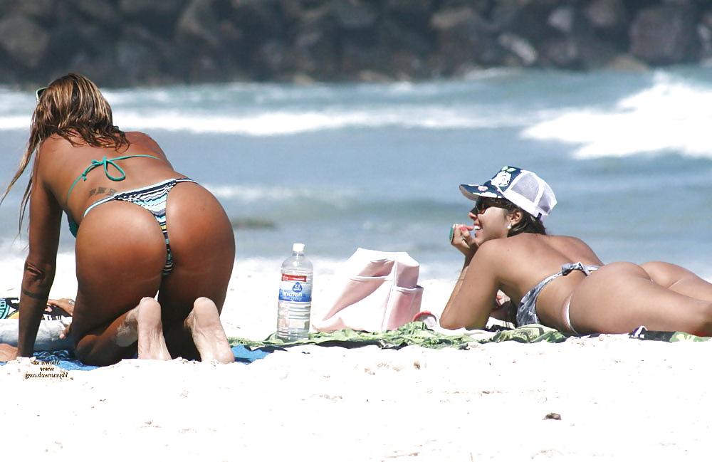 15P Beach girls 01