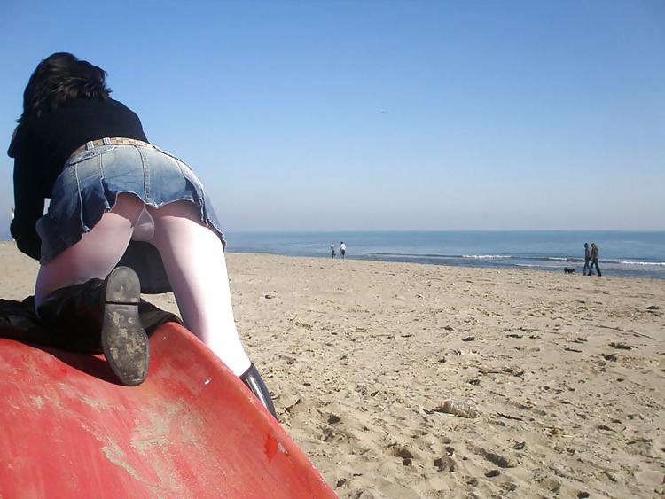 25P Nylon - upskirt - leg 32