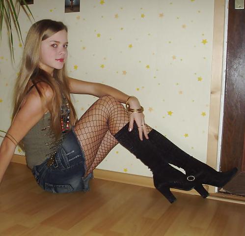 25P Nylon - upskirt - leg 32