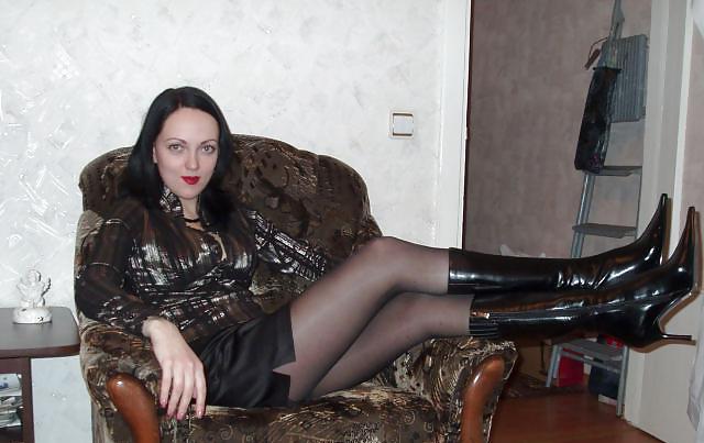 25P Nylon - upskirt - leg 32