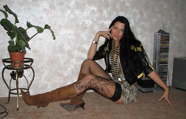 25P Nylon - upskirt - leg 32