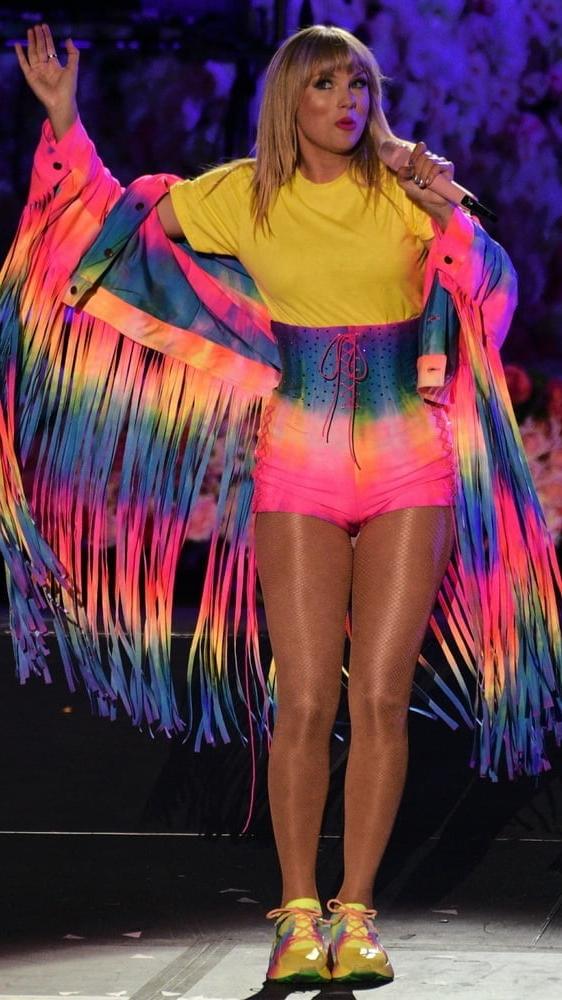 25P Taylor Swift Legs 3