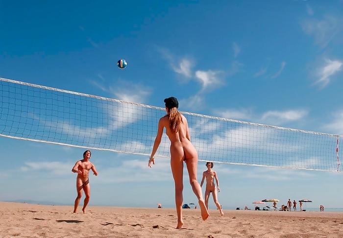 25P People being people nude on the beach