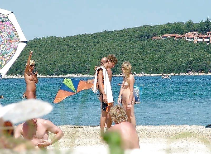 25P FKK-Strand-Teenager