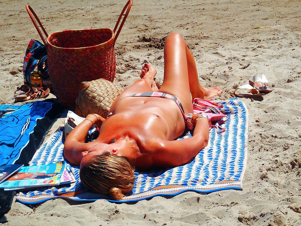21P Voyeur Beach Candid