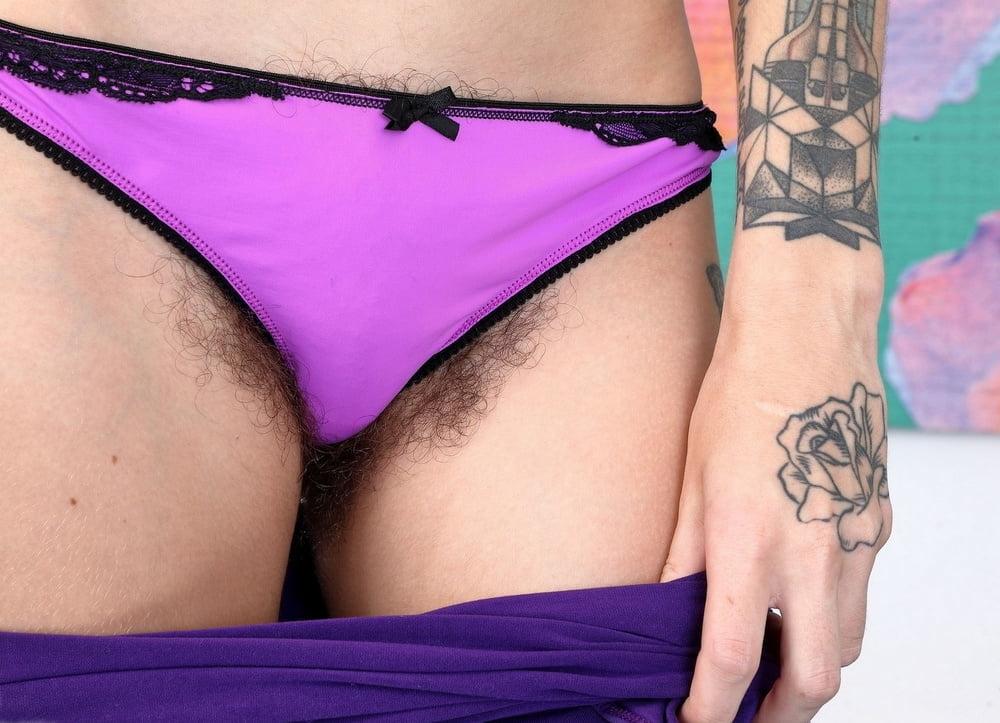 25P Ma chatte poilue deborde de culotte vol.4 (hairy panties)