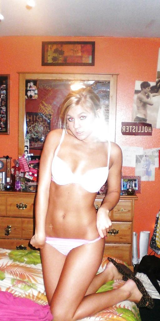 8P College girl posing naked.