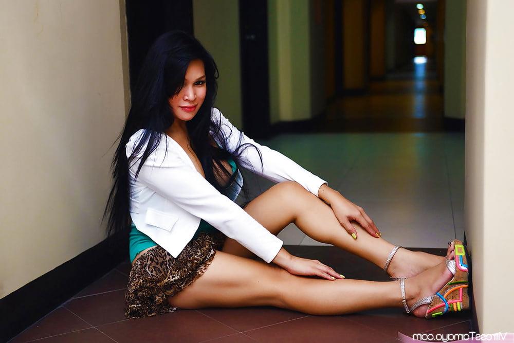 14P Sensual Vitress Tamayo flashing in the stairs