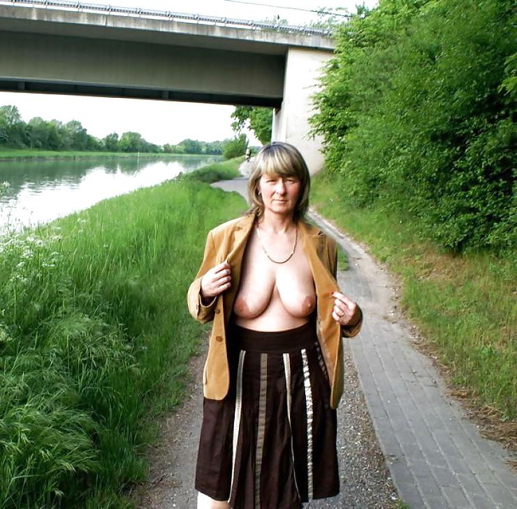 25P MOMS FLASH 1