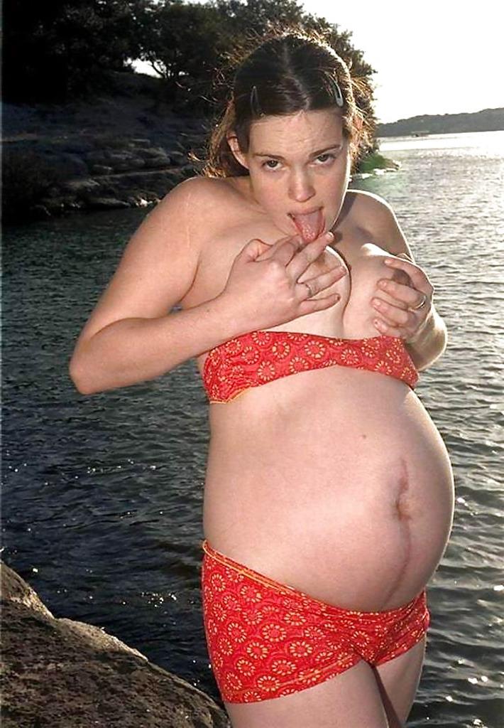 20P Pregnant Woman On The Beach