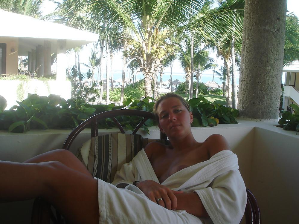 25P Young MILF On Holiday