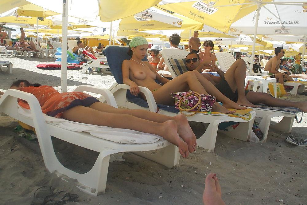 10P Topless at Beach